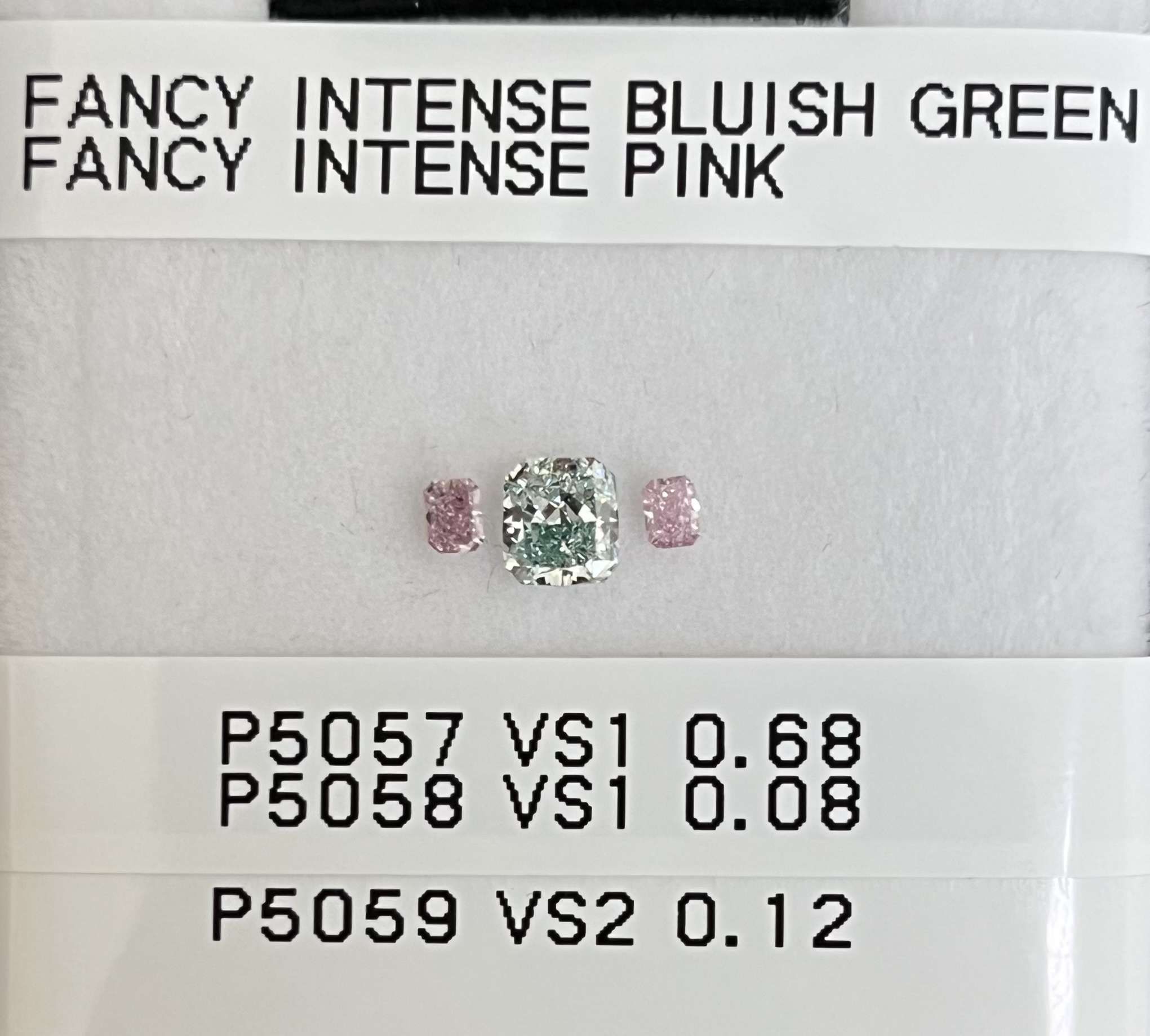 0.68 ct Přírodní Barevný Radiant VS1