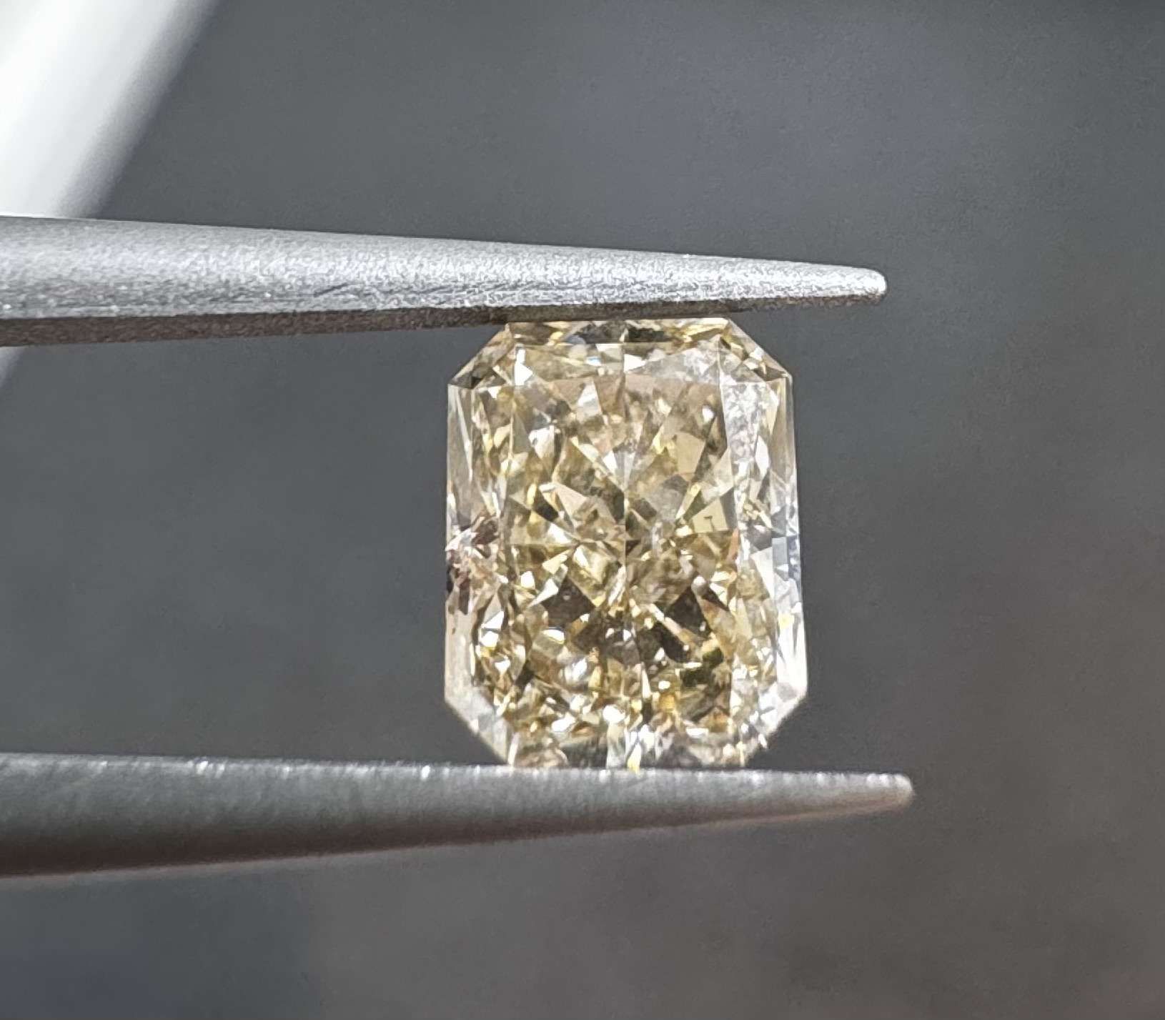 1.02ct  SI2 RADIANT