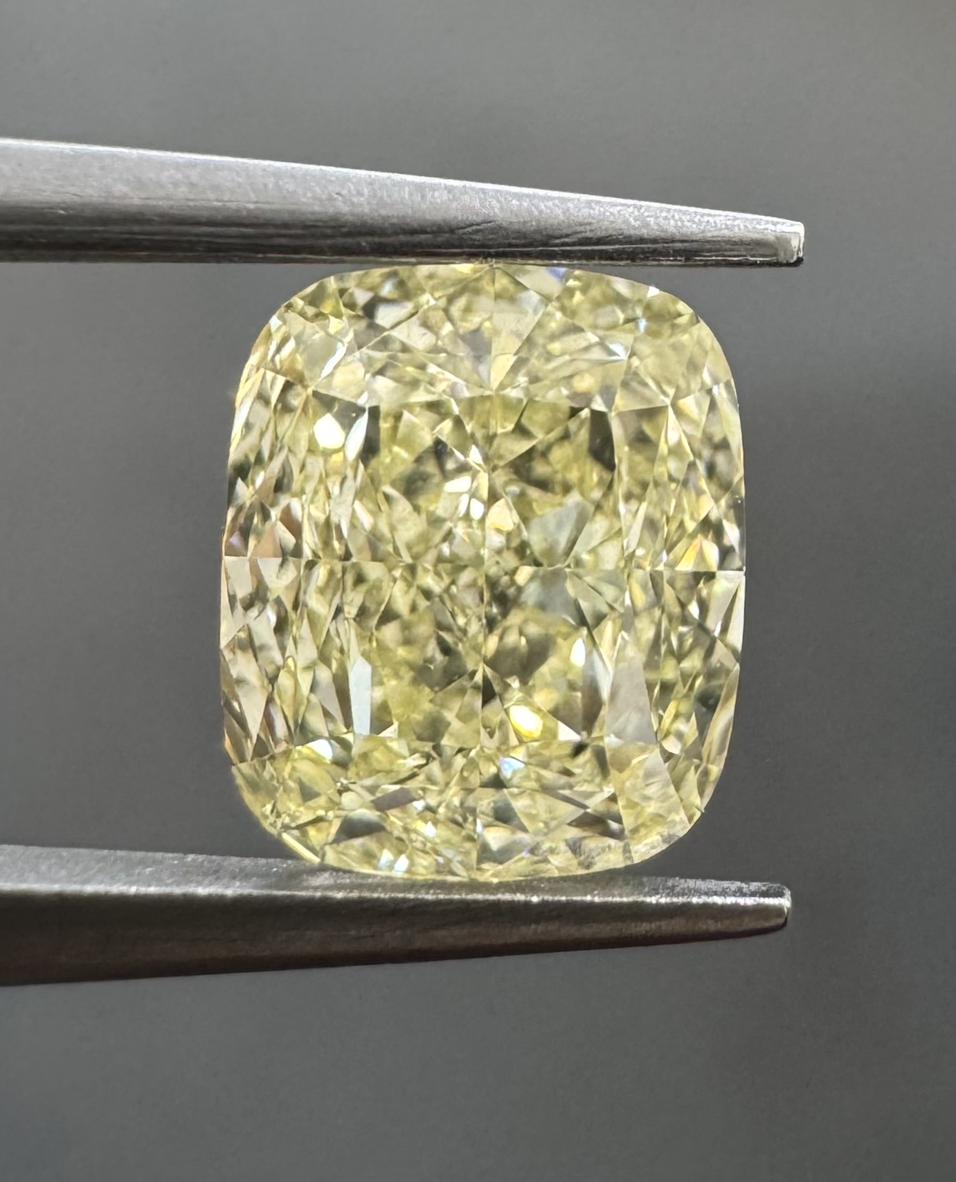 2.2 ct Přírodní Cushion Y-Z VS1