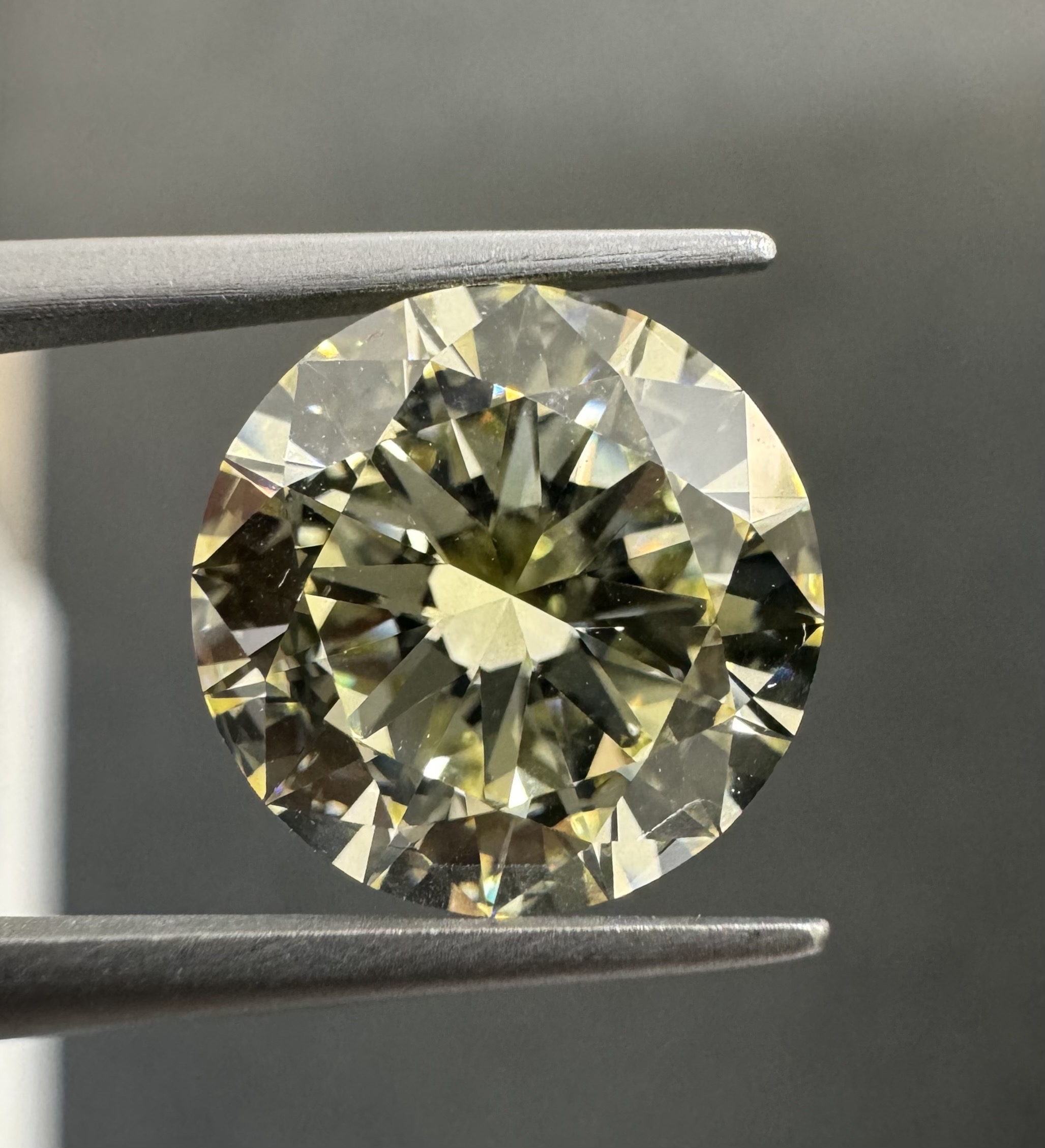 5.02ct U-V VVS1 ROUND