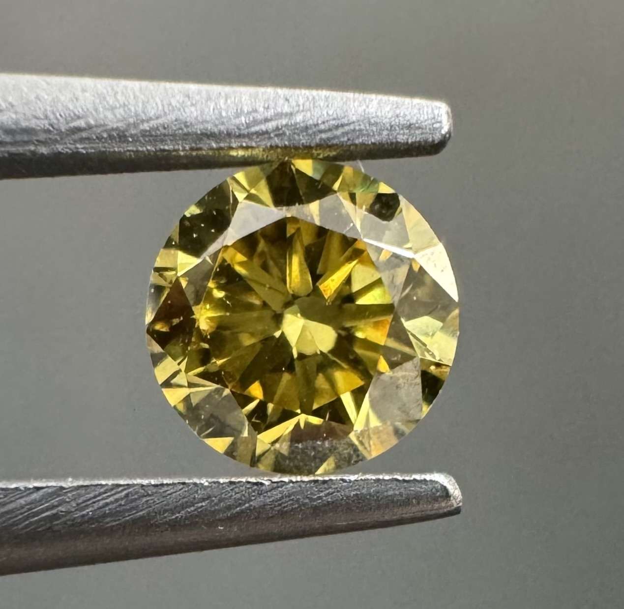0.18ct  VVS-VS ROUND