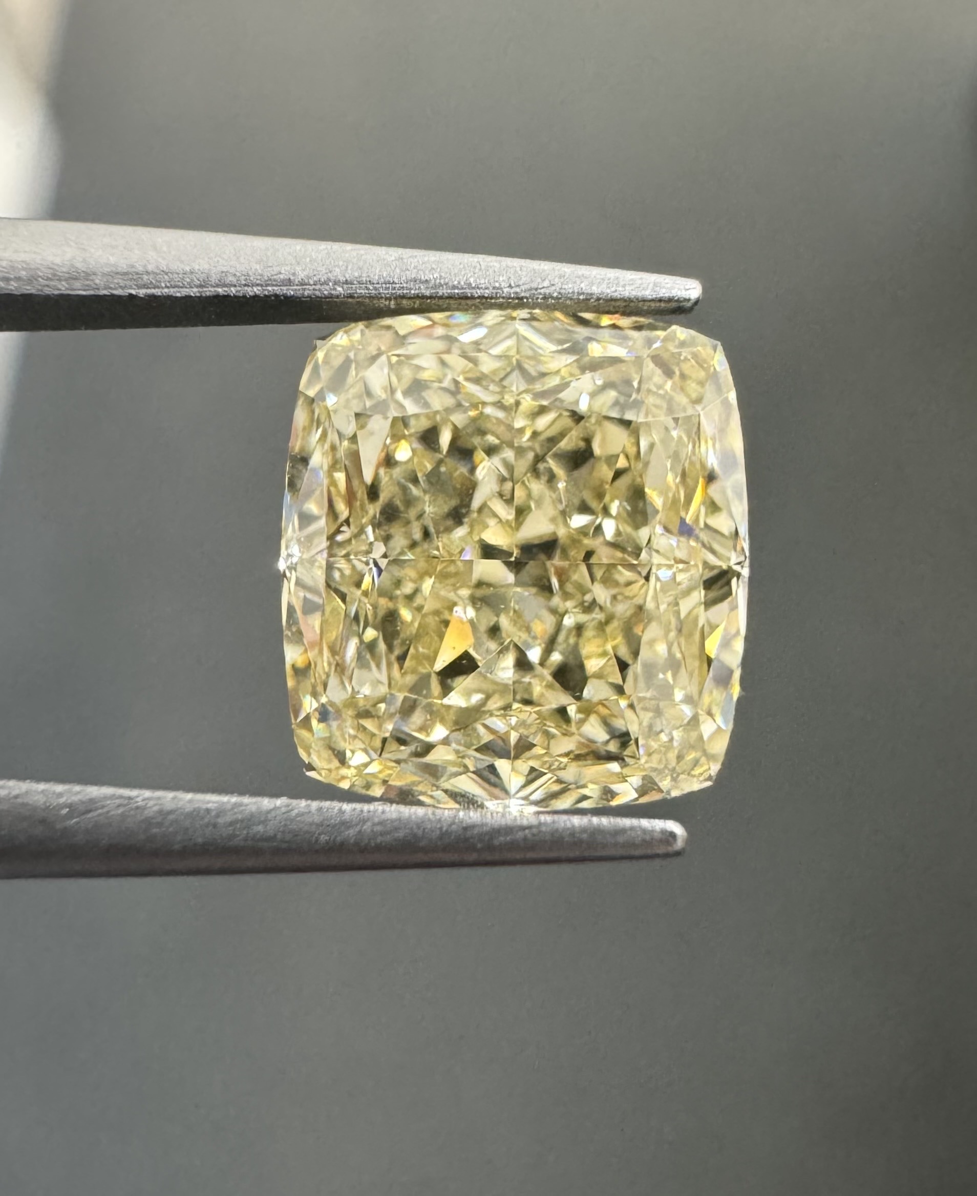 2.14ct  VVS2 CUSHION