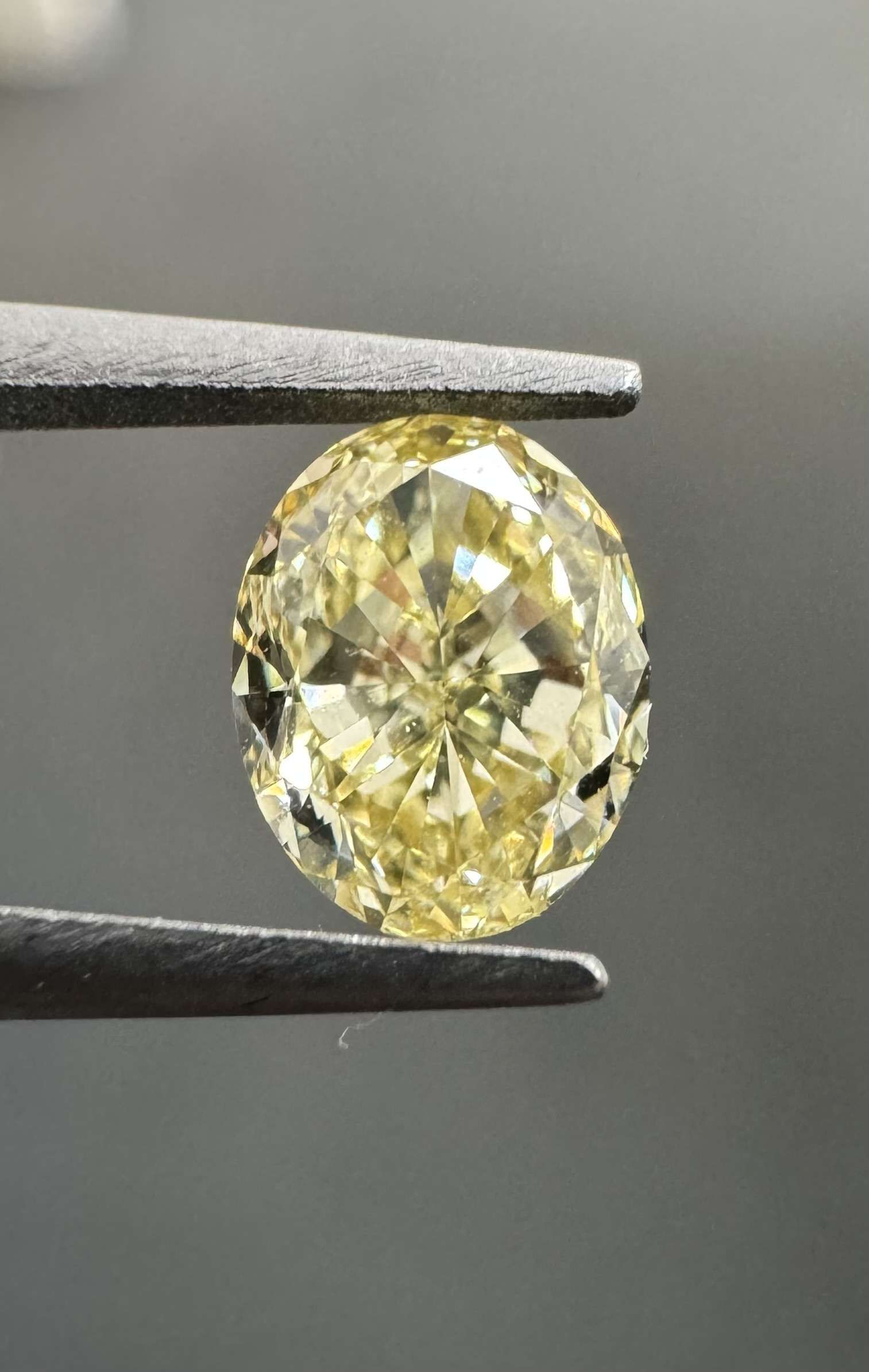 0.51ct  VVS2 OVAL