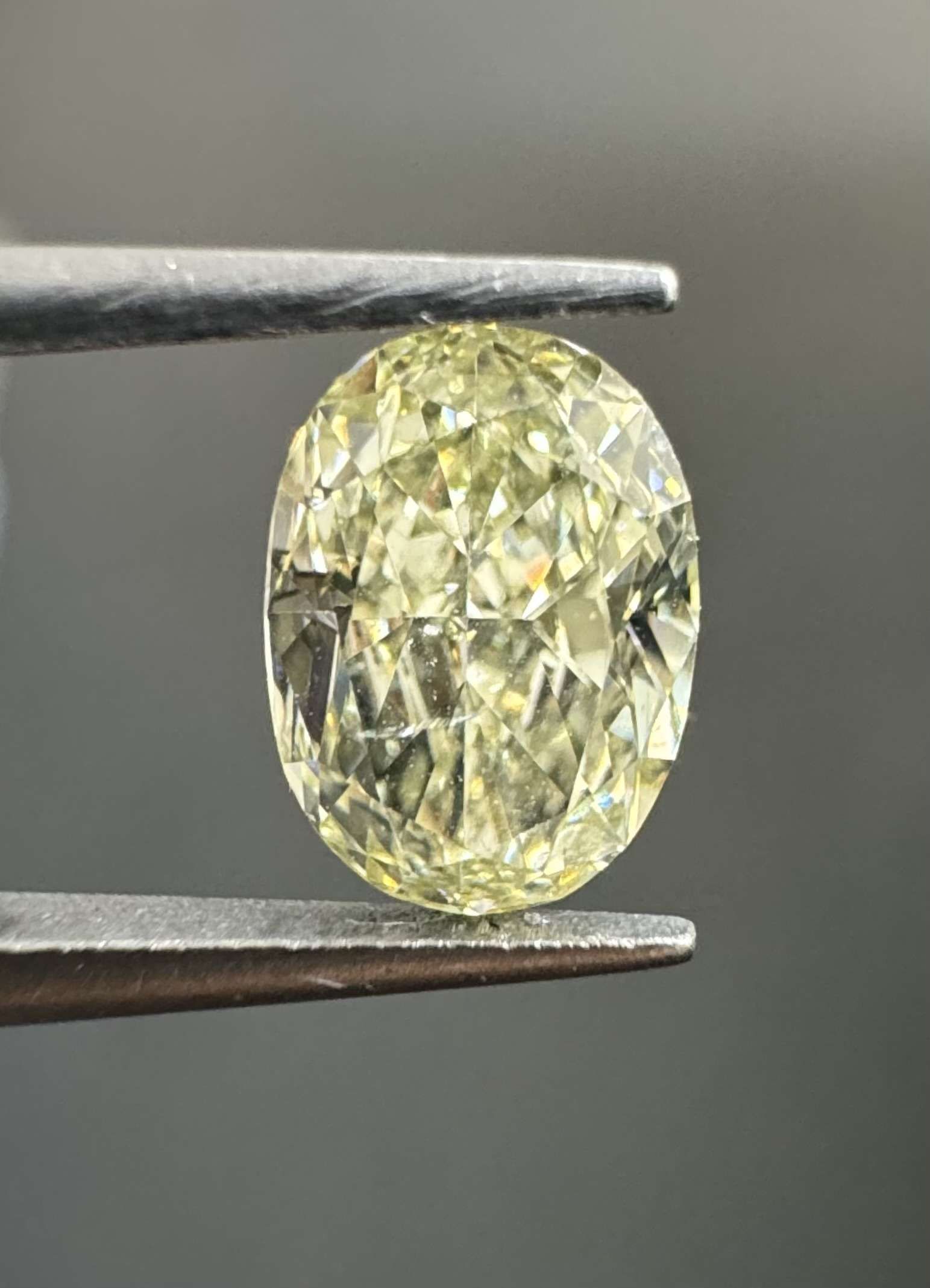 0.7ct  SI2 OVAL