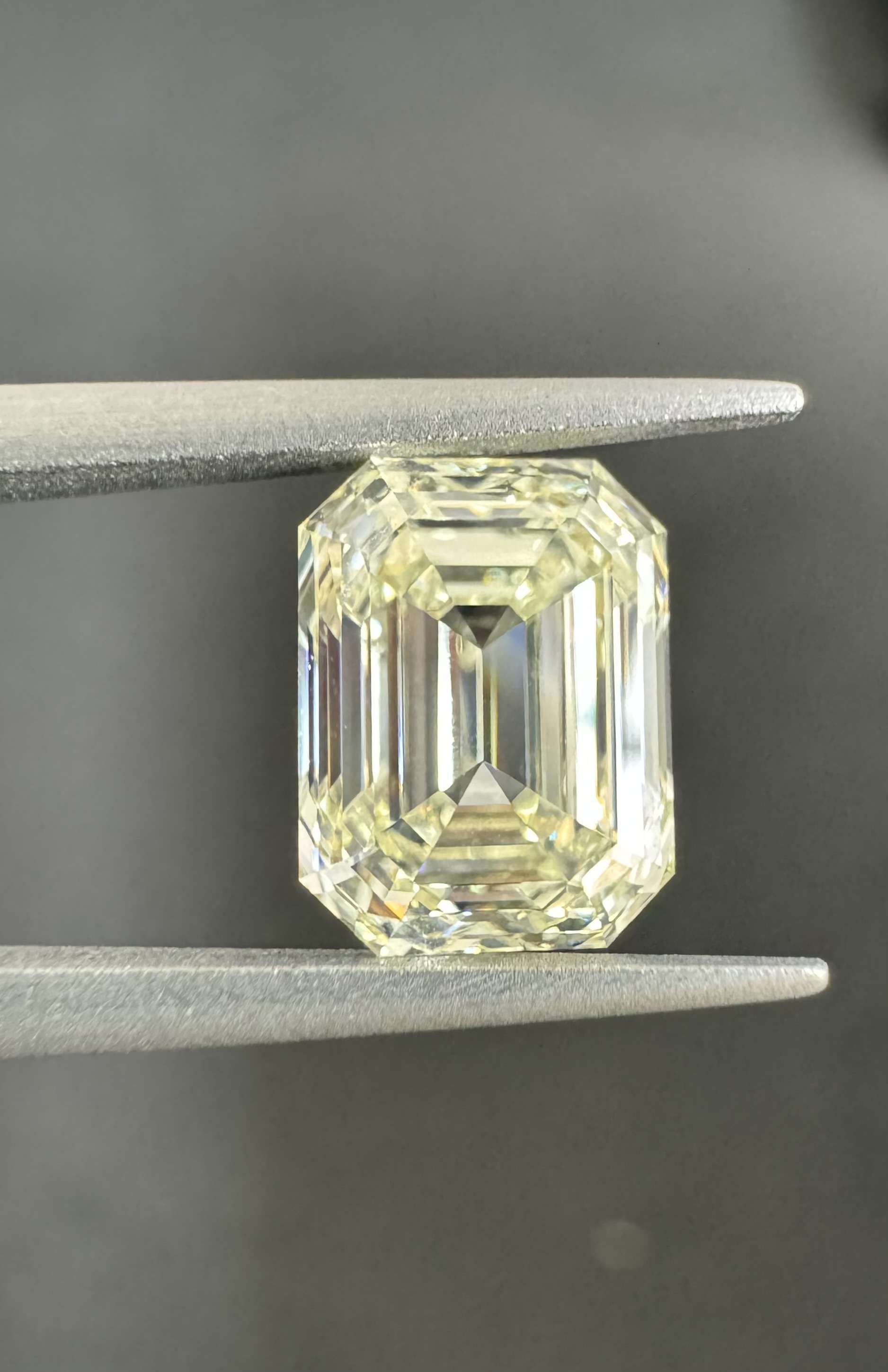 2.5ct S-T VVS2 EMERALD