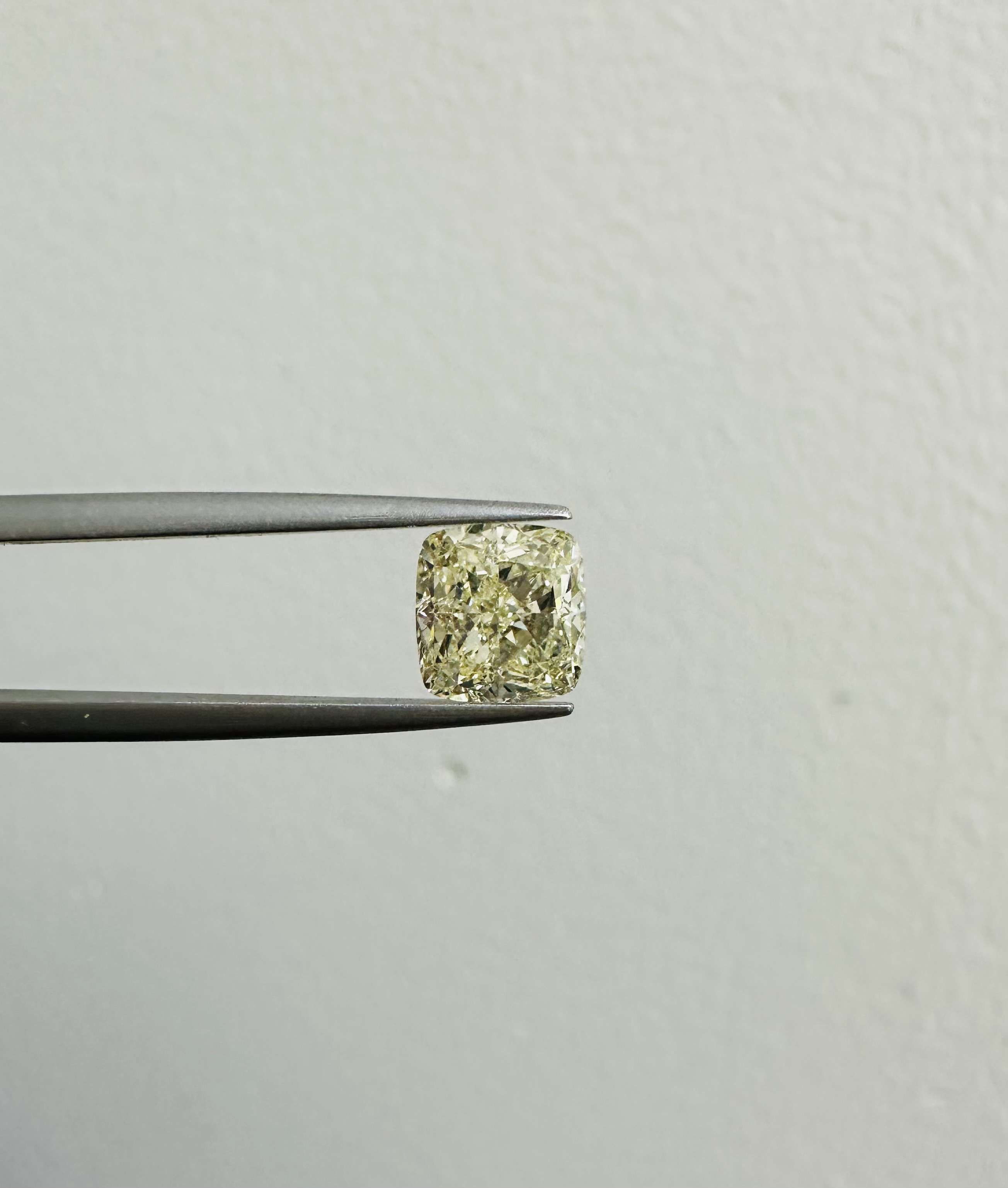 2.24ct U-V VVS2 CUSHION