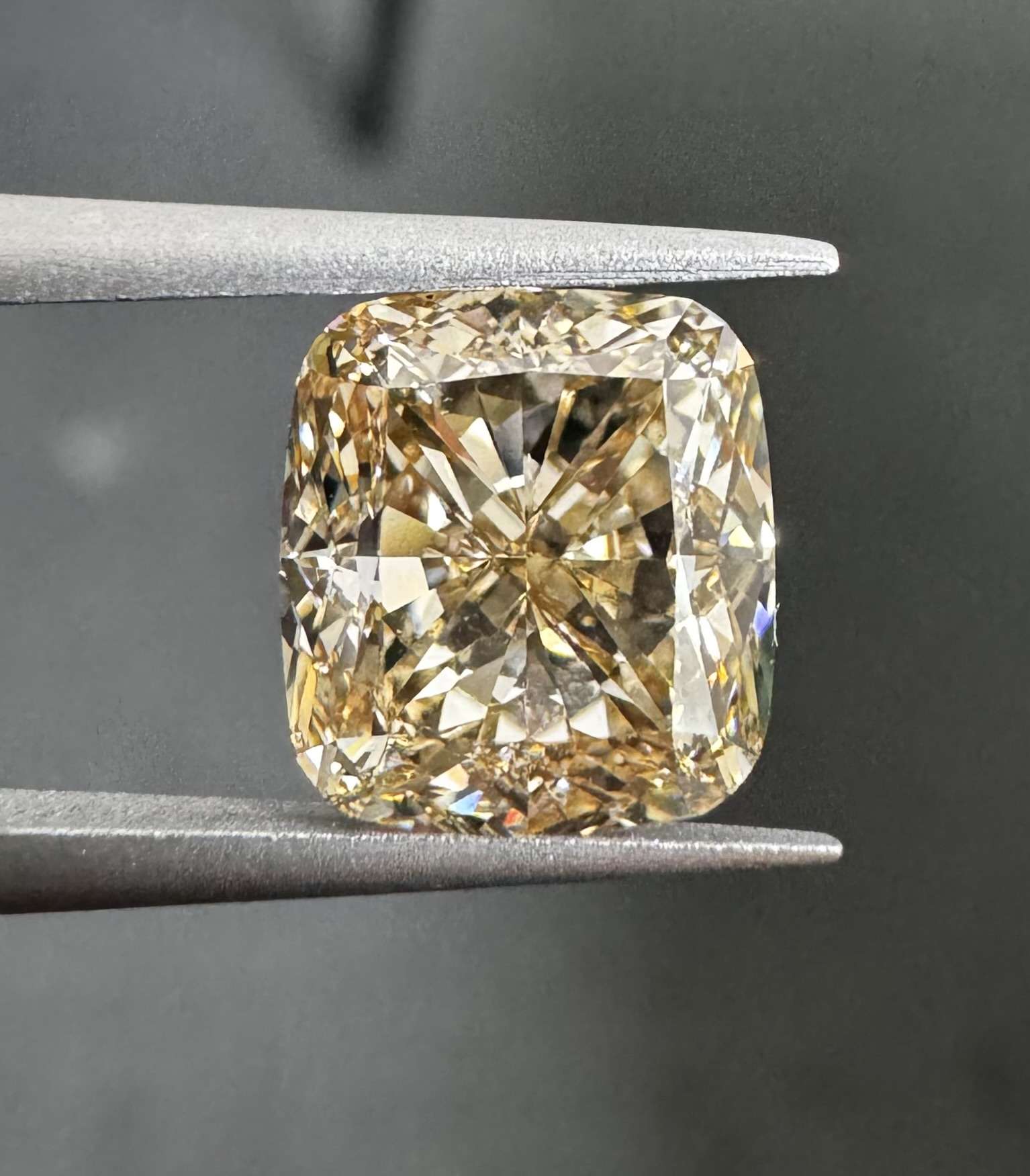 2.64ct  VS2 CUSHION