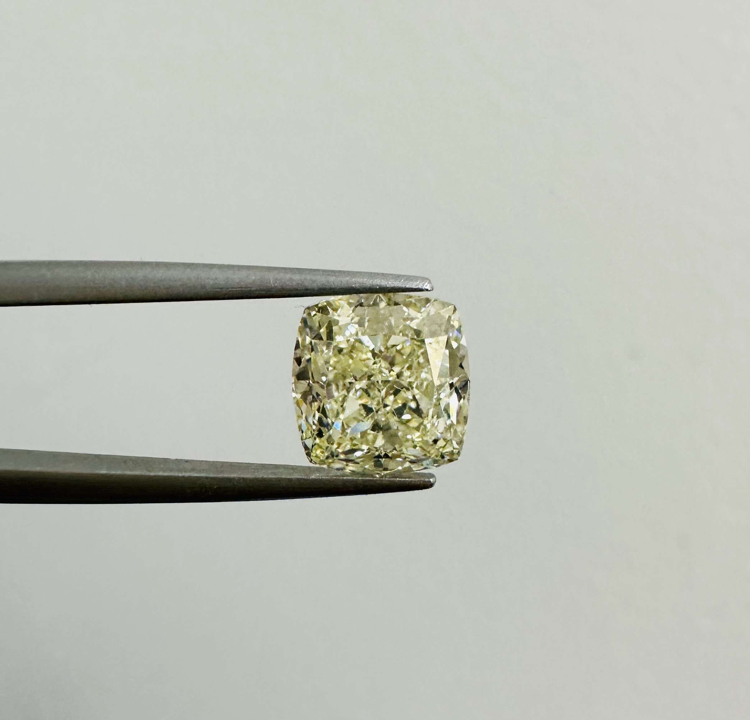 2.52ct U-V VS2 CUSHION