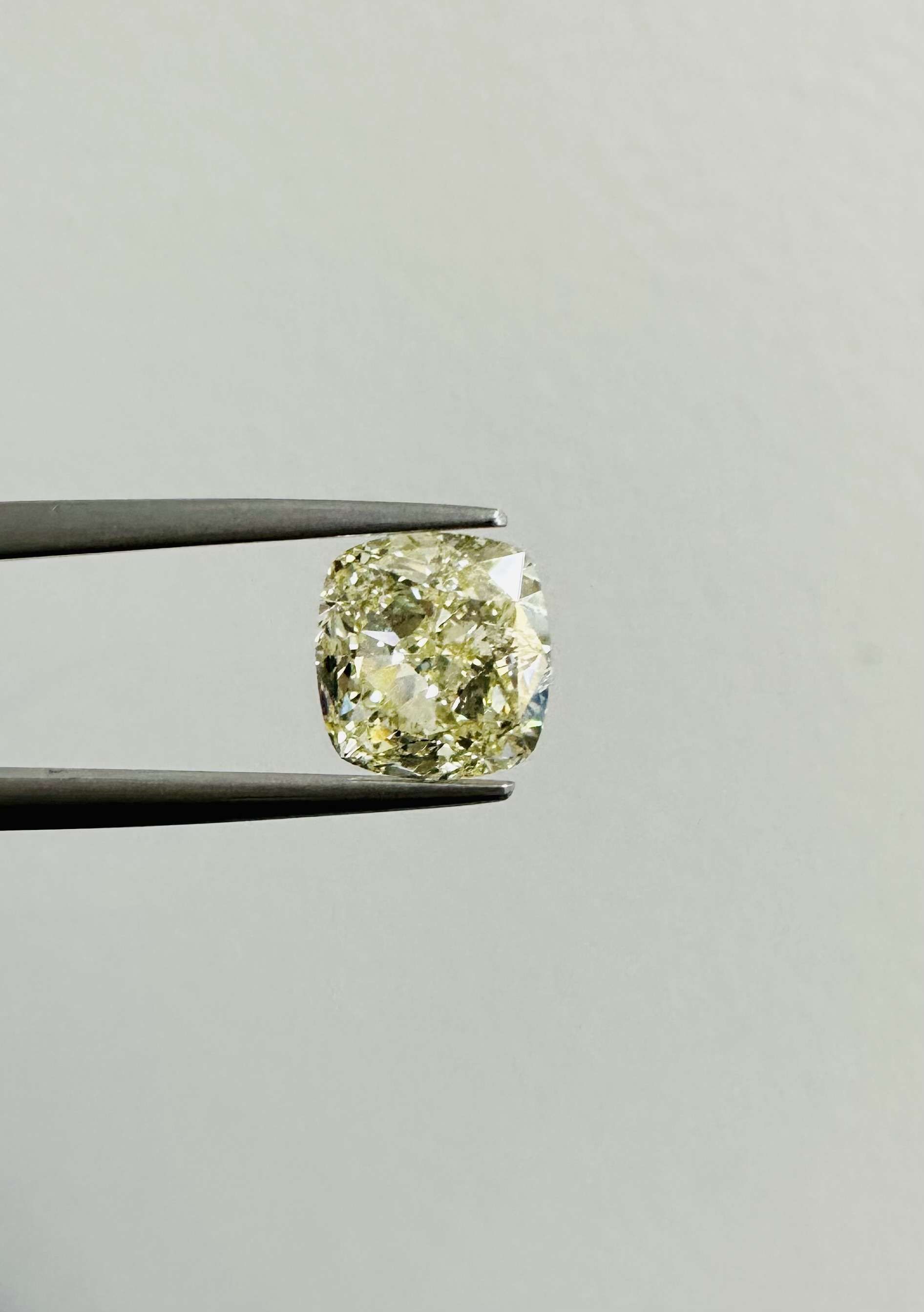 2.32ct U-V VS2 CUSHION