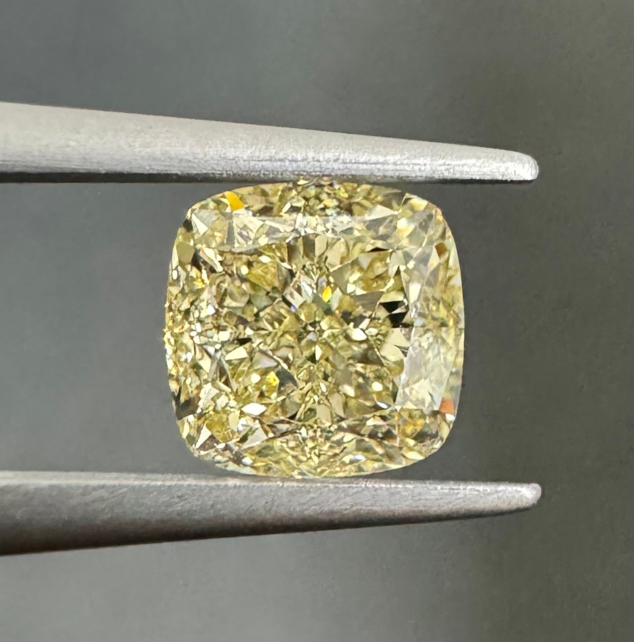 1.73ct Y-Z VS1 CUSHION