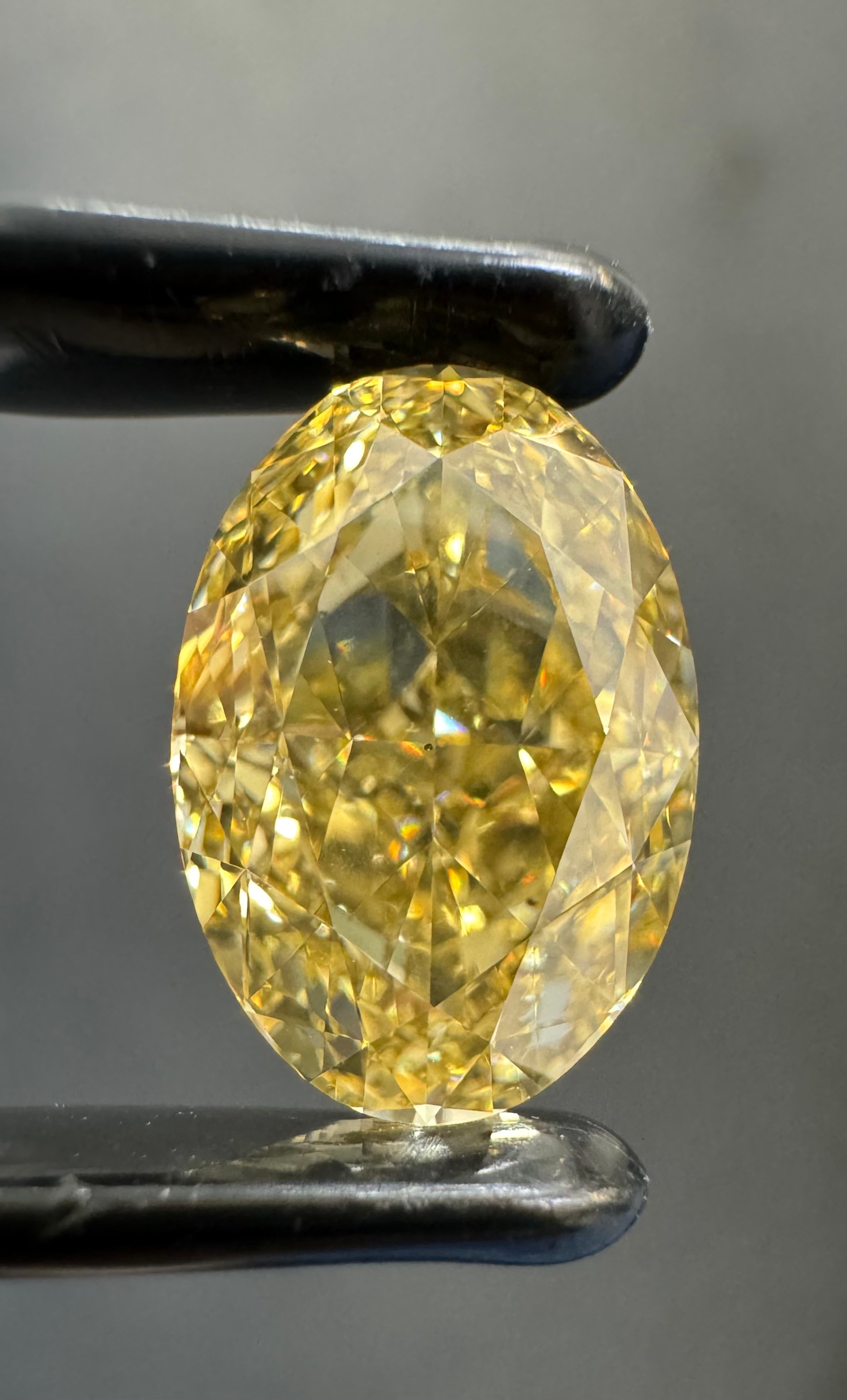 4.36 ct Přírodní Barevný Oval VS2