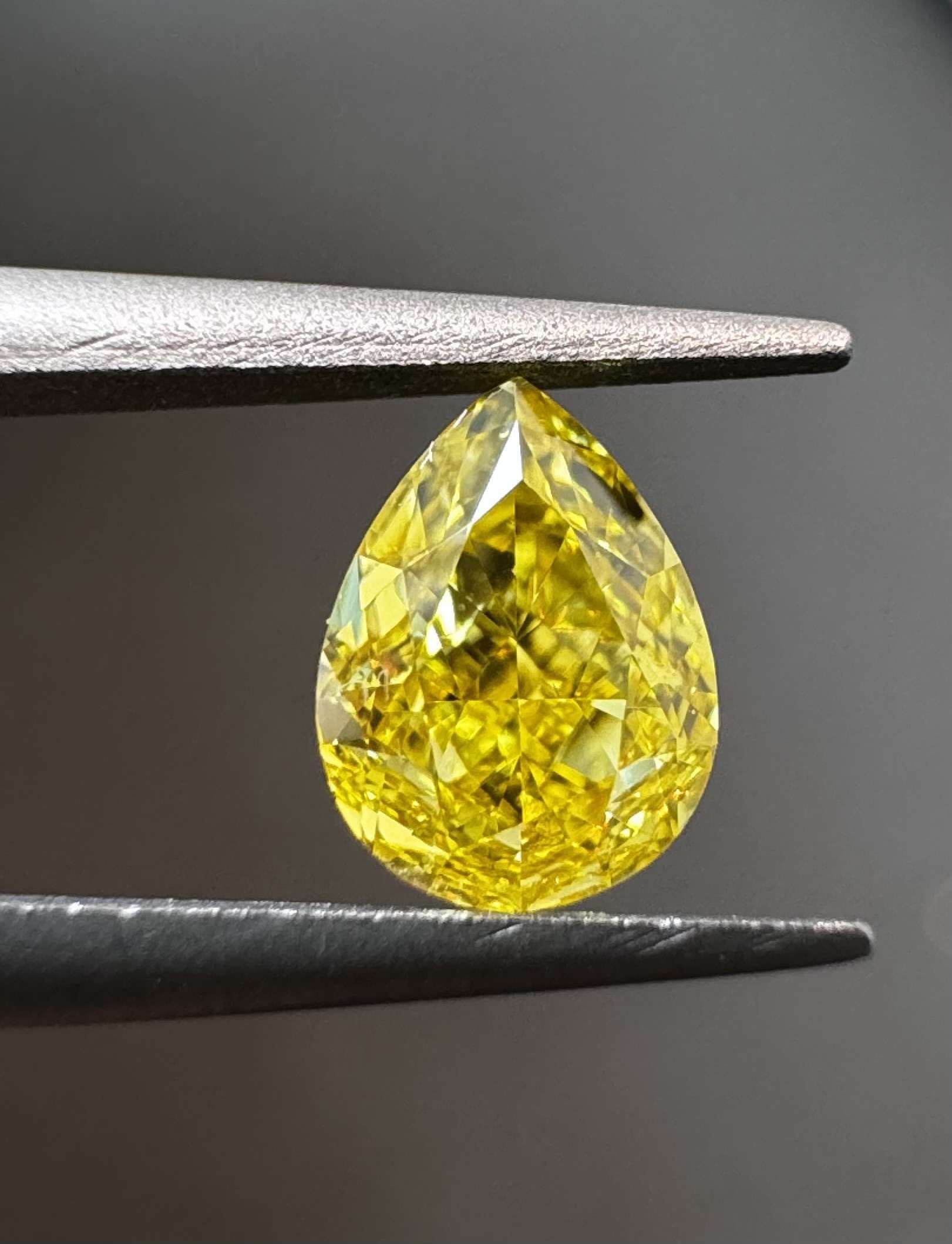 0.5 ct Přírodní Barevný Pear VVS2