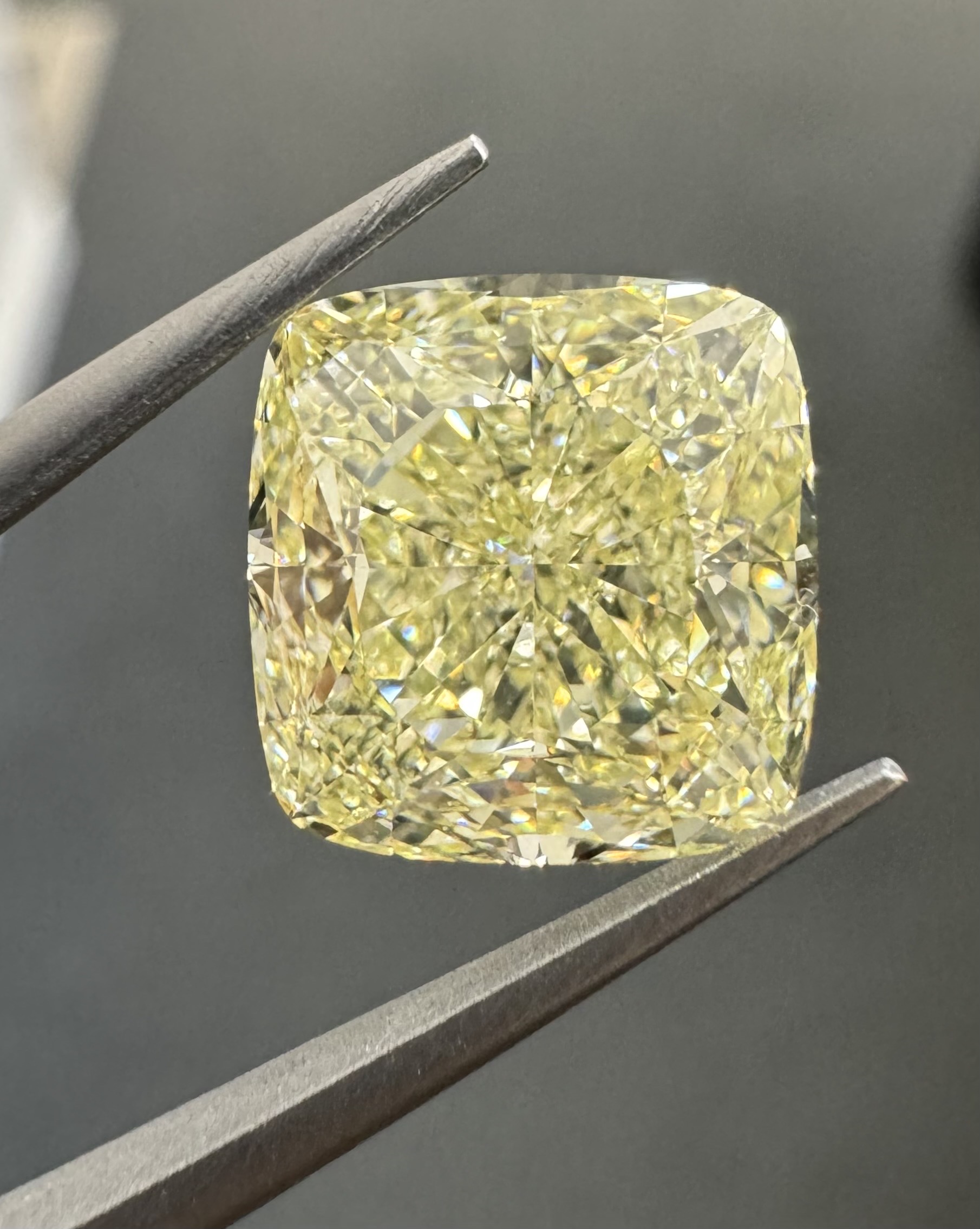 5.74ct  VS2 CUSHION