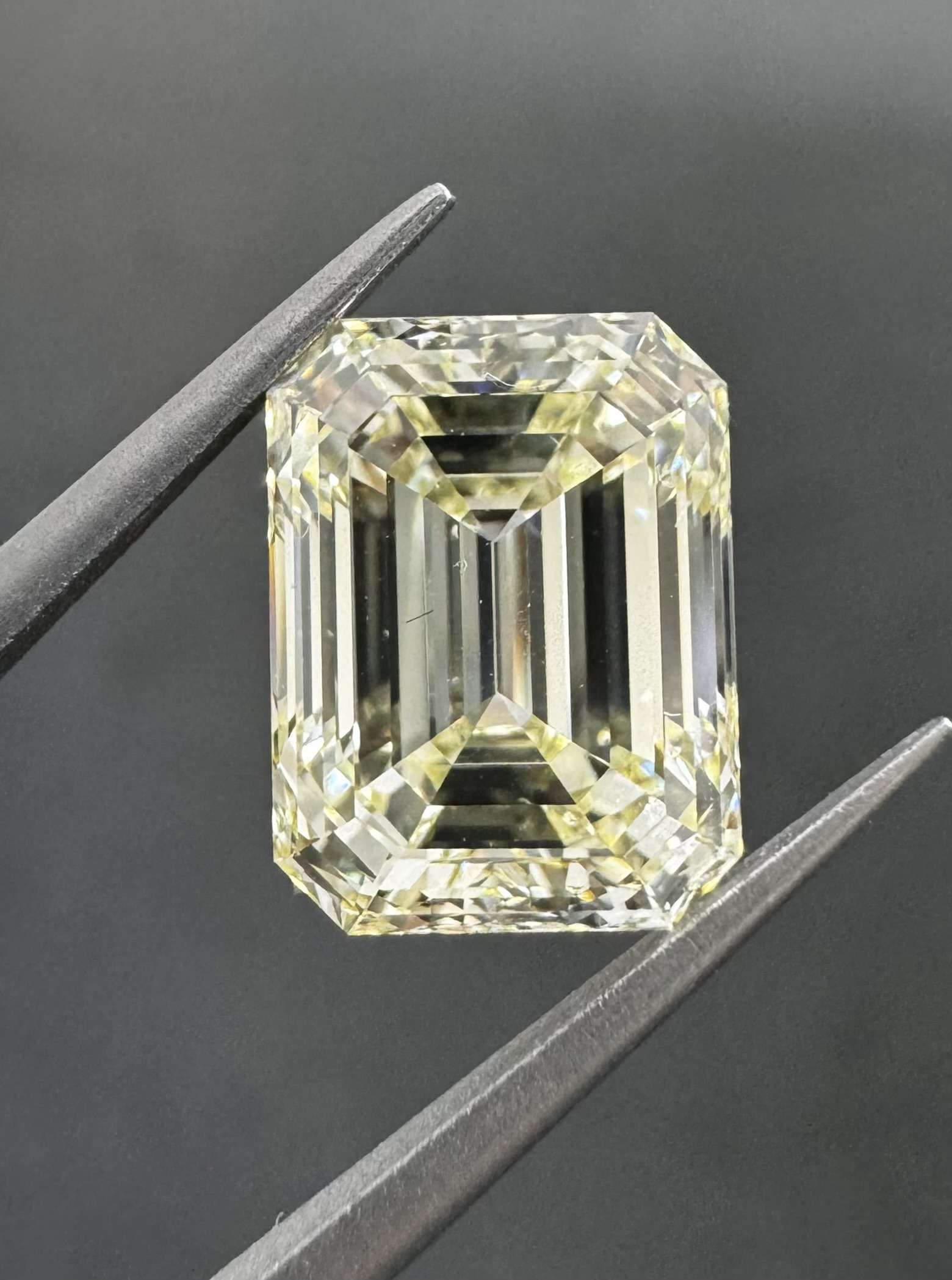 4.01ct U-V VVS1 EMERALD