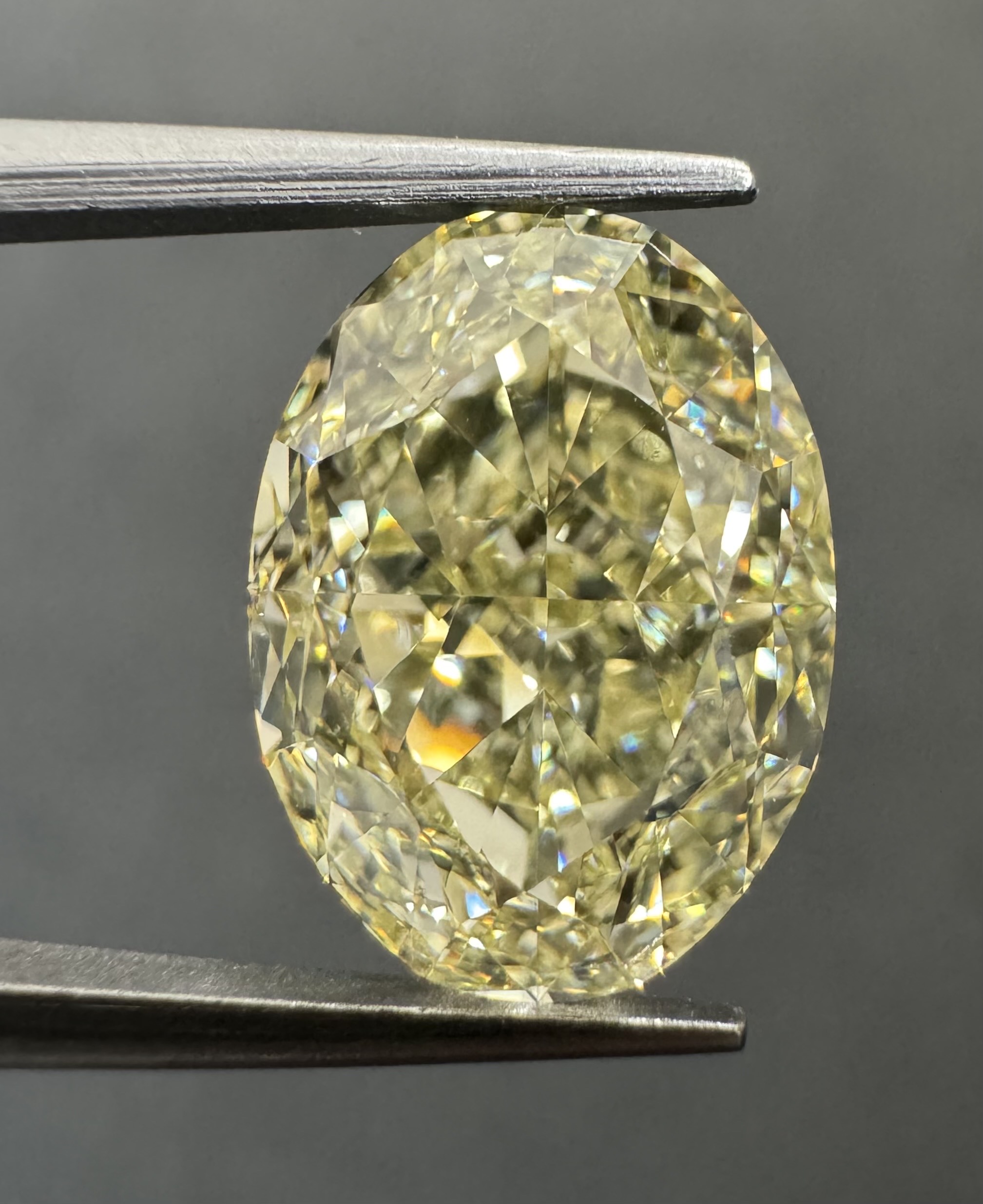 5.06 ct Přírodní Barevný Oval VS1
