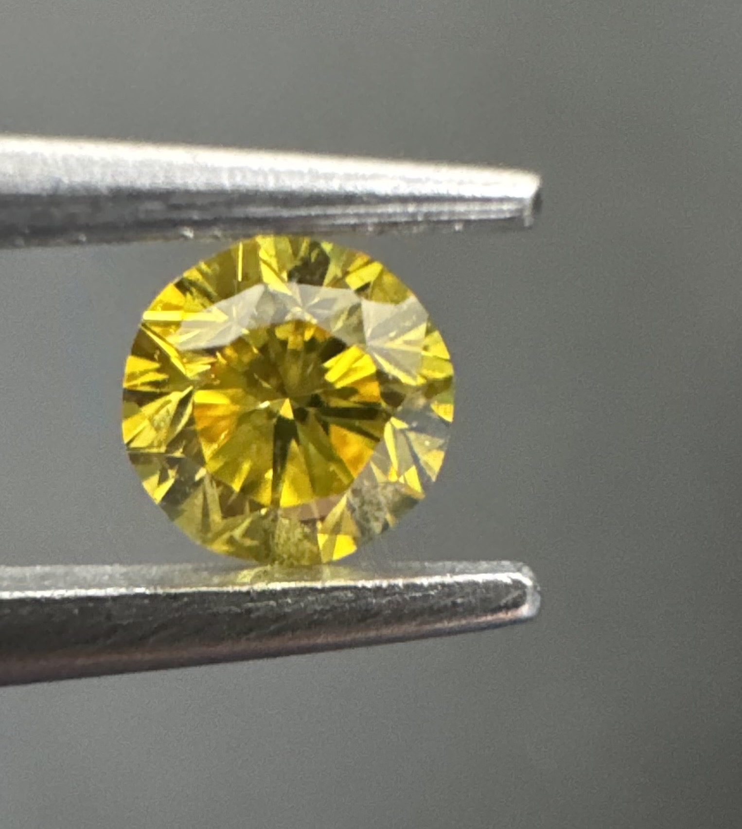 0.19 ct Přírodní Barevný Round brilliant SI1