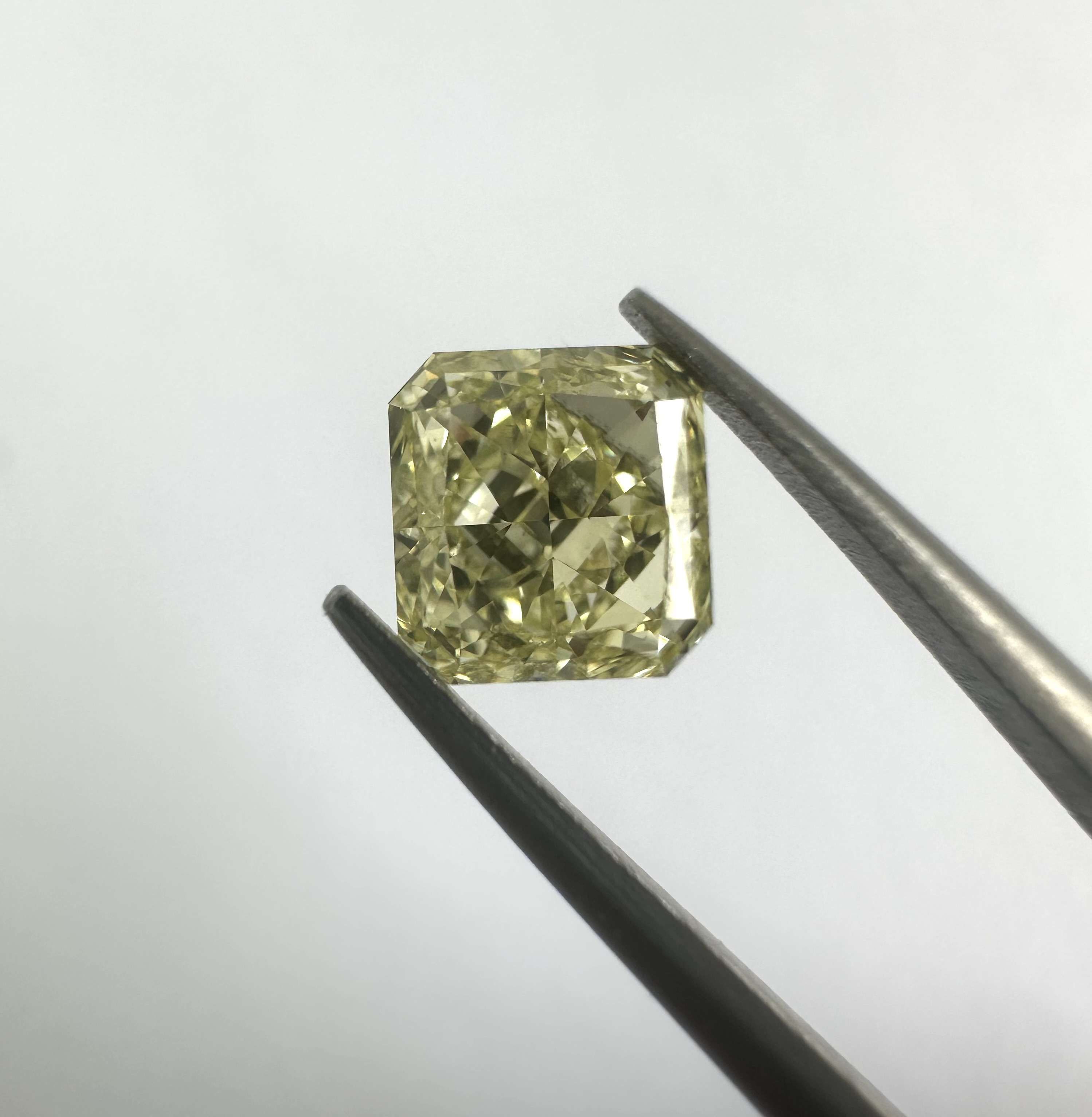0.72ct  SI1 RADIANT