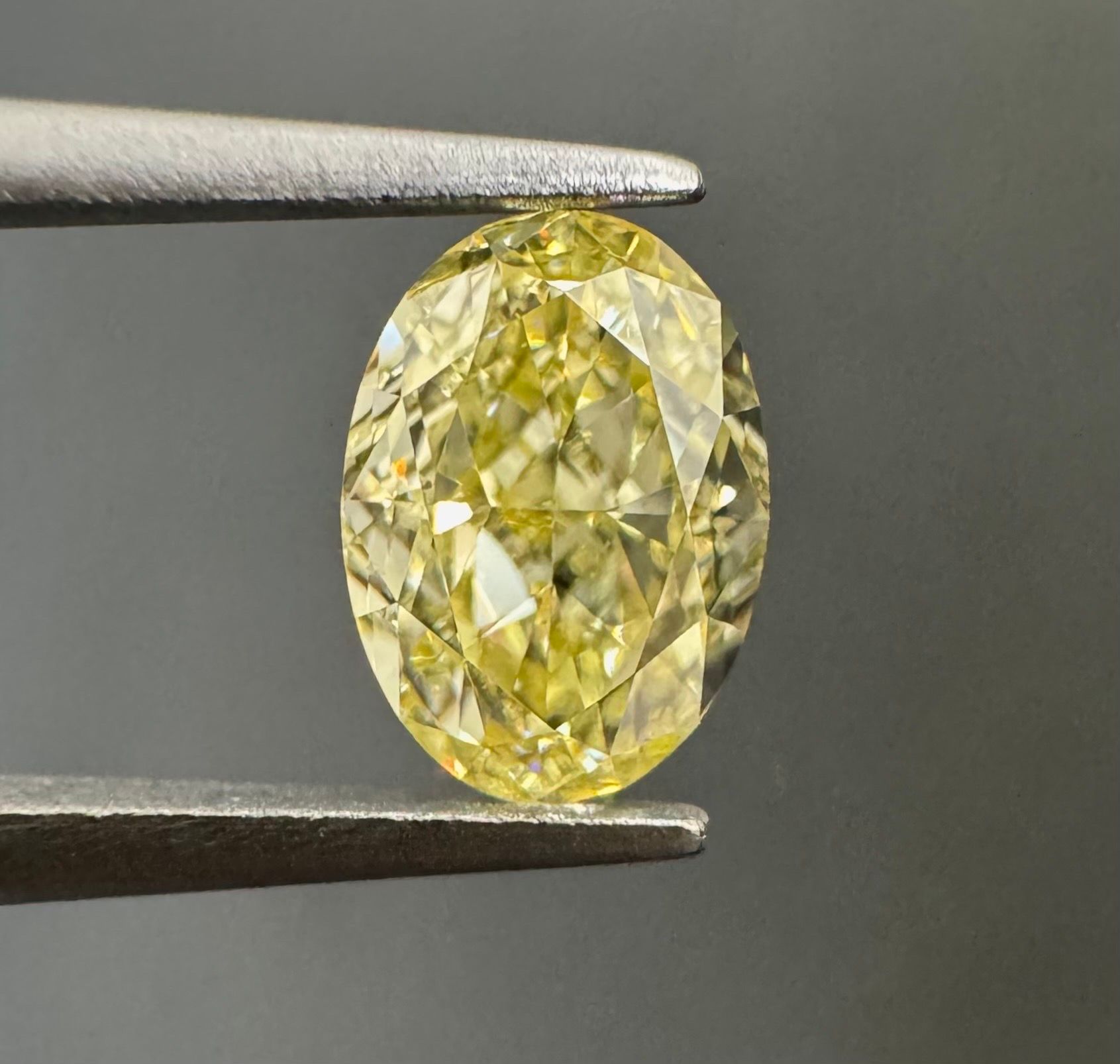 0.57ct  VVS2 OVAL