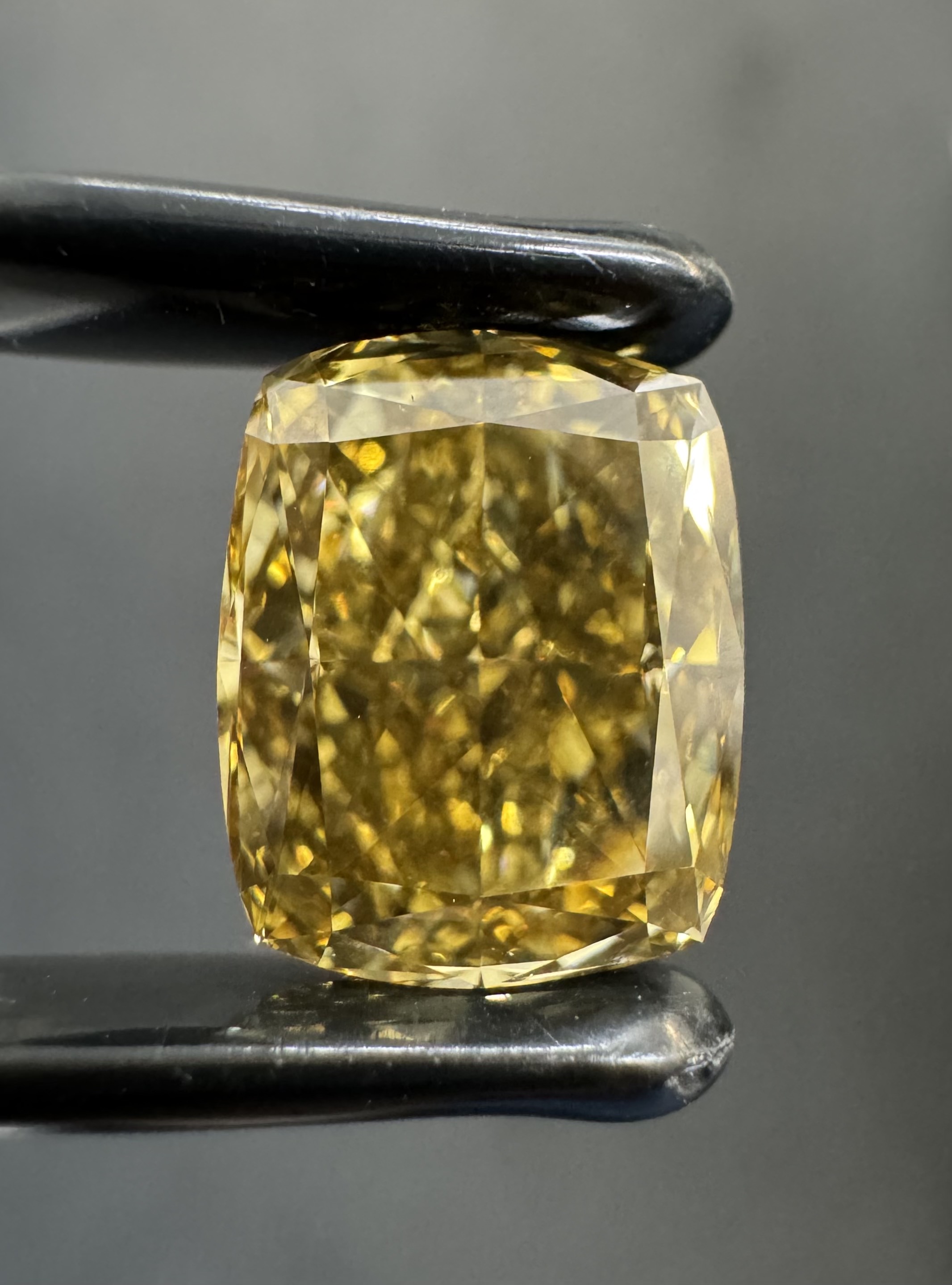 3.7 ct Přírodní Barevný Cushion VS2