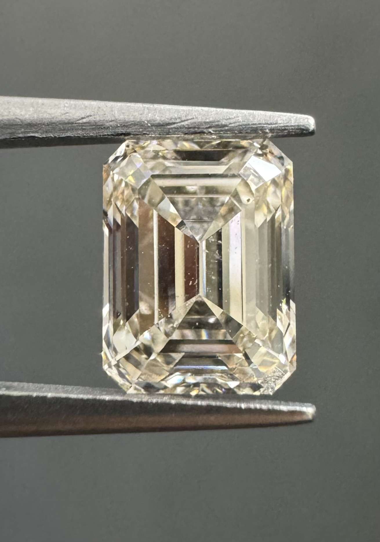 0.9ct  VVS2 EMERALD