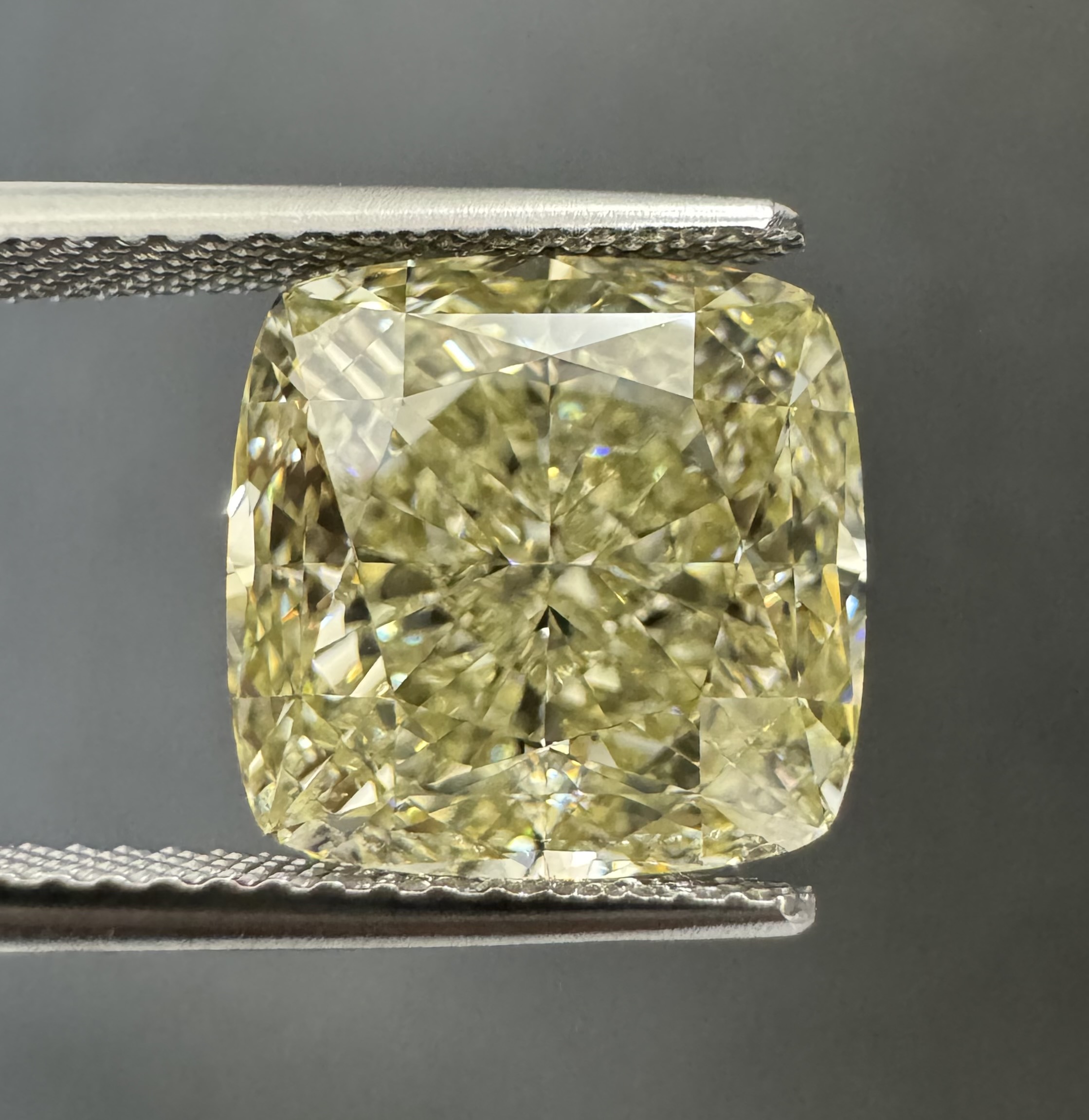 7.49ct  VVS2 CUSHION
