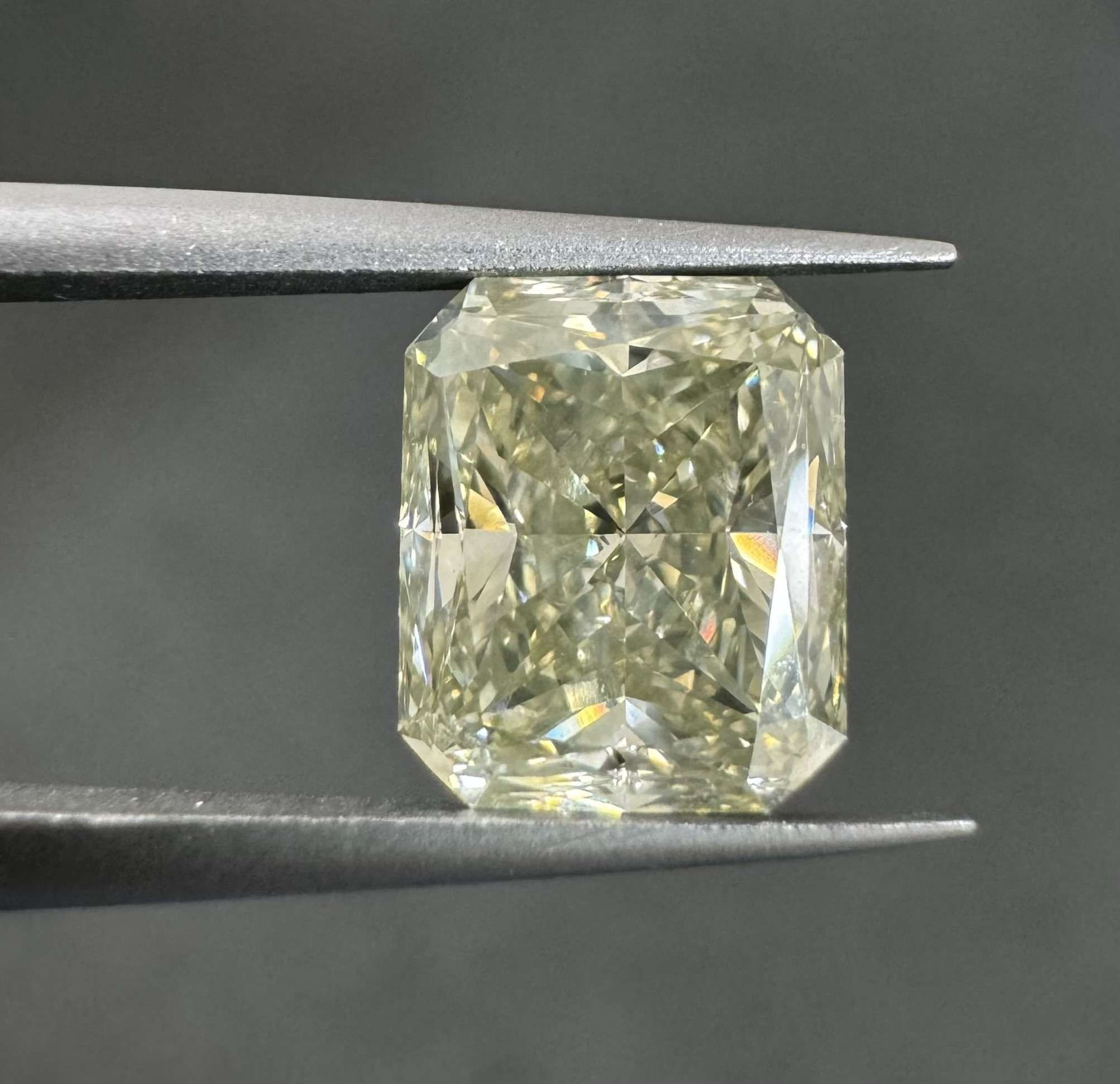 3.17ct  SI1 RADIANT