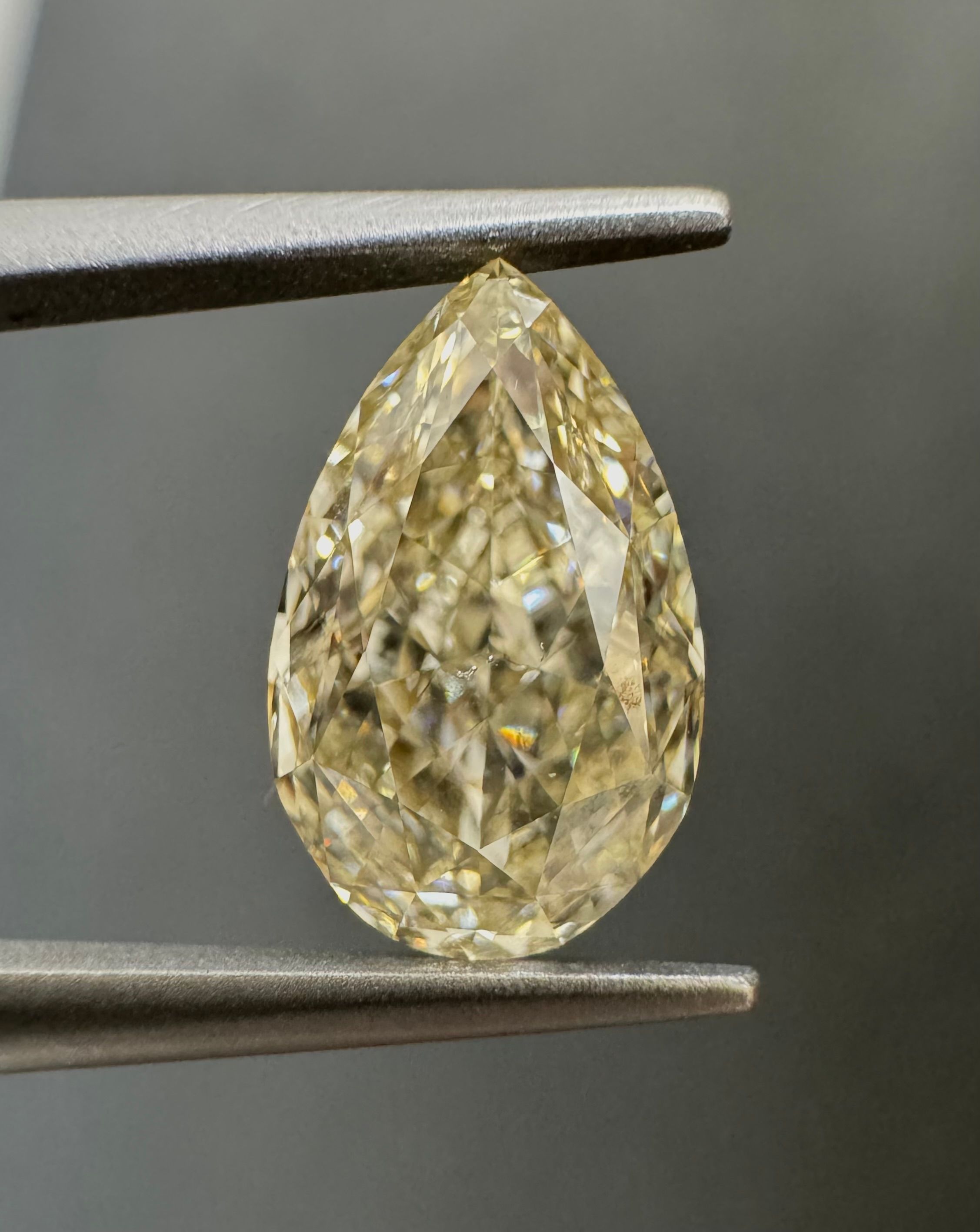 2.01ct  SI1 PEAR